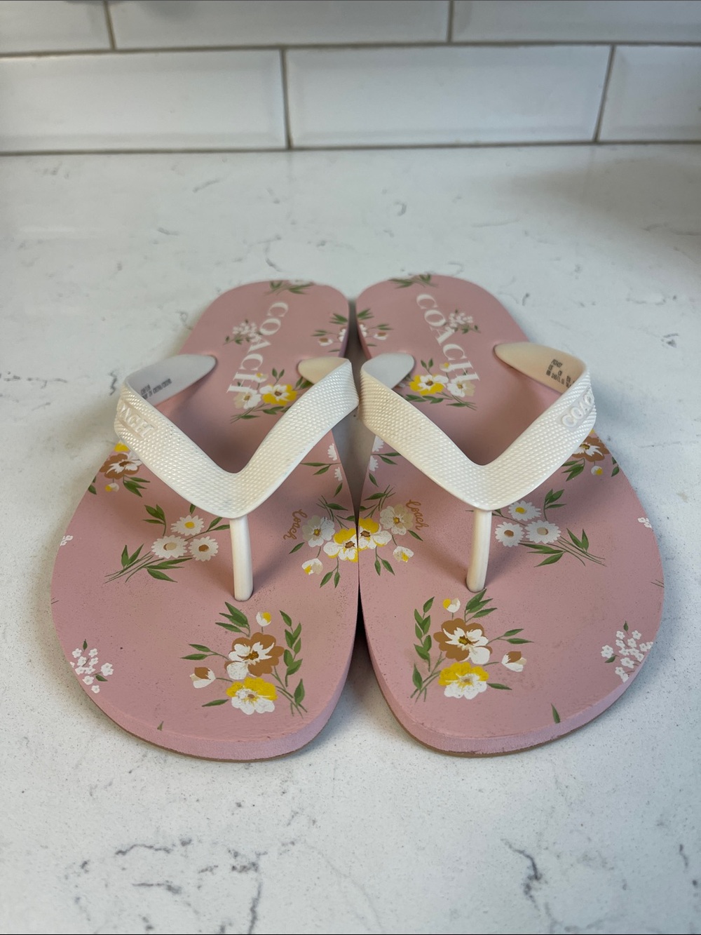 Coach “Zak” FG3437 Pink Floral Rubber Flip Flops Size 8 - Picture 3 of 17
